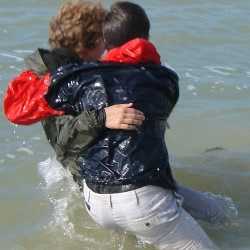 cagoule blue red survival swimming in clothes