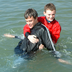play cagoule survival swimming