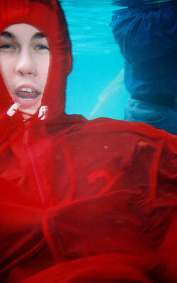 Poncho in pool